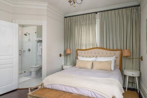 1 bedroom, iron/ironing board, travel crib, free WiFi - Mirabelle Suite 3 - Top Floor Suite in the Heart of Historic Savannah (Savannah)