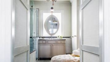 Een haardroger, handdoeken