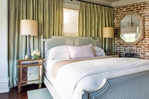 1 bedroom, iron/ironing board, travel crib, free WiFi - Mirabelle 4 - Top Floor Suite with Soaking Tub (Savannah)