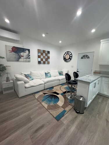 Stunning guest house in West Hills, California with 1 bedroom & 1 bathroom