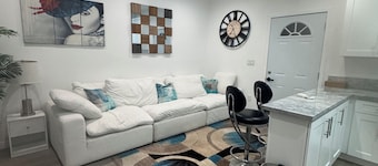 Stunning guest house in West Hills, California with 1 bedroom & 1 bathroom