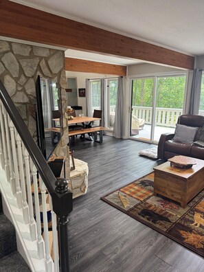 Una Smart TV, una chimenea, una mesa de tenis de mesa, libros