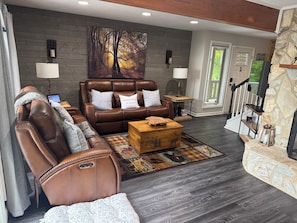 Una Smart TV, una chimenea, una mesa de tenis de mesa, libros