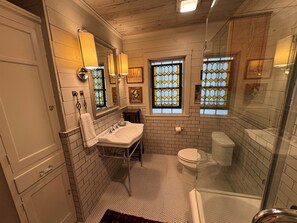 Een douche, een haardroger, handdoeken