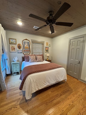 3 bedrooms, desk, travel cot, free WiFi