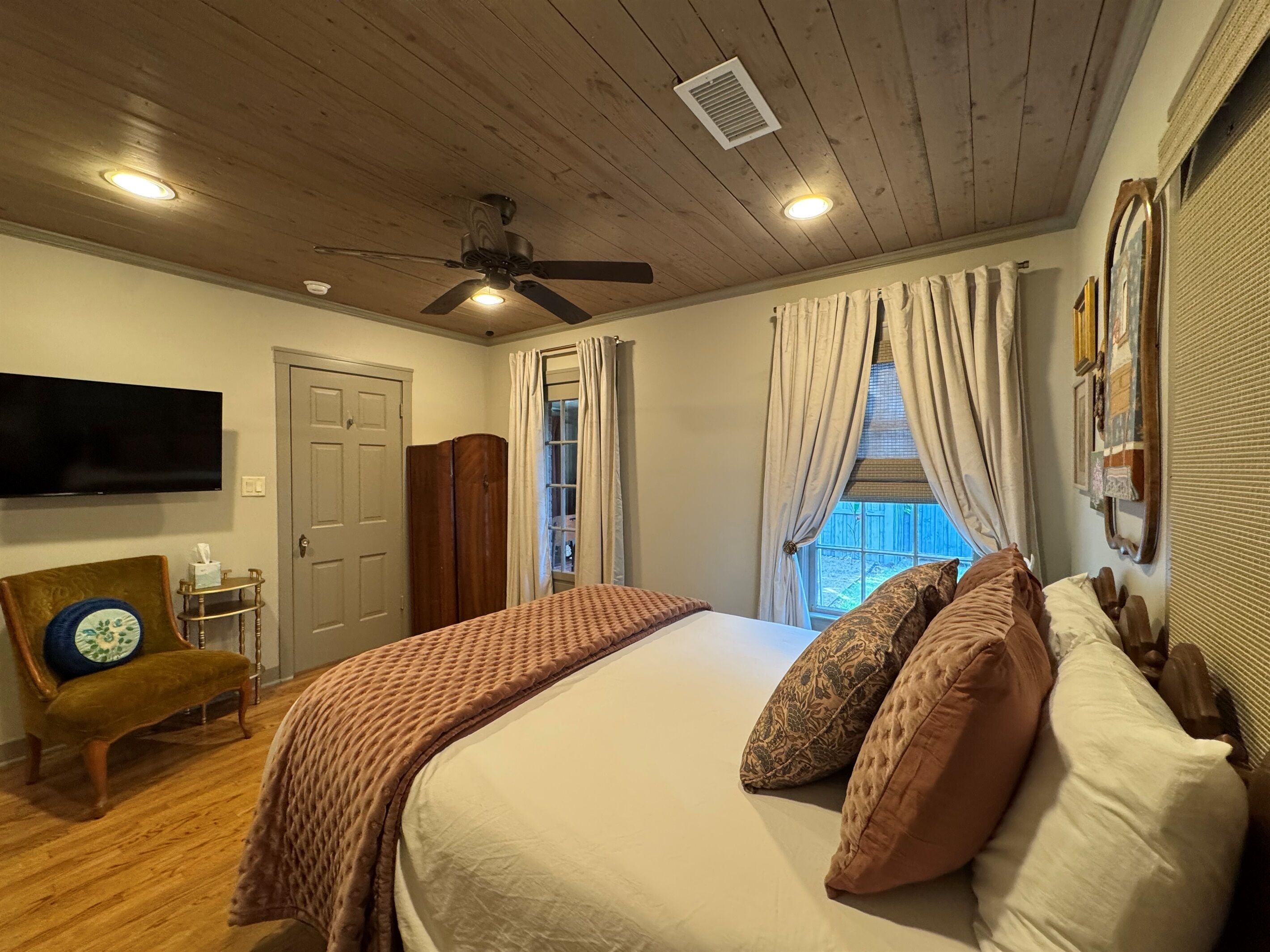 3 bedrooms, desk, travel crib, free WiFi