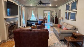 TV connectée, cheminée, livres