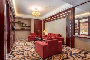 Phòng Suite Cao cấp, quang cảnh thành phố | Minibar, bàn, khu vực làm việc phù hợp cho laptop, màn/rèm cản sáng