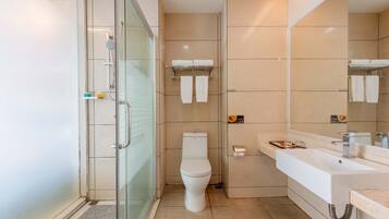 Habitación doble estándar, vista a la ciudad | Baño | Regadera, amenidades de baño gratuitas, secadora de cabello, pantuflas