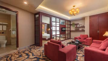Suite de lujo, vista a la ciudad | Minibar, escritorio y espacio para trabajar con laptop