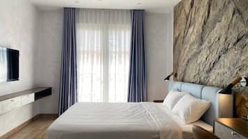 Deluxe Double Room with Balcony | Desk, soundproofing, free WiFi, bed sheets