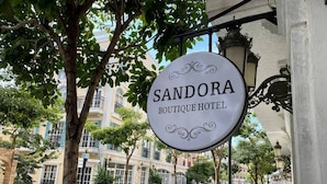 Skilt for Sandora Boutique Hotel.