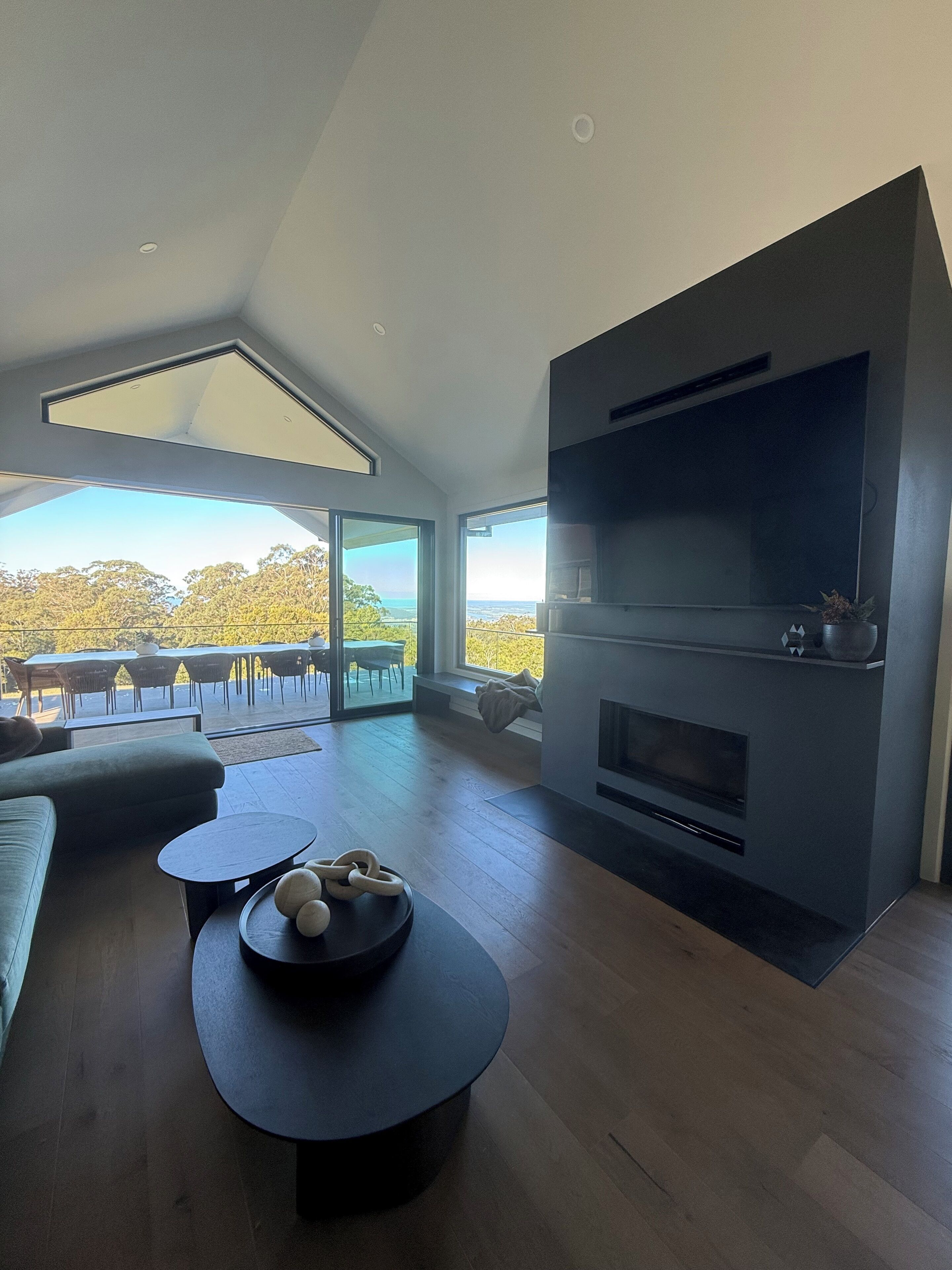 Smart-TV, Kamin, Tischtennisplatte