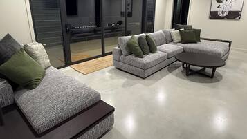 Smart TV, fireplace, ping pong