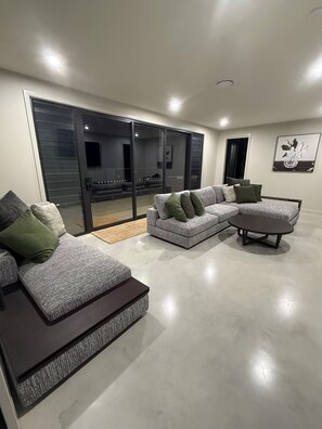 Smart TV, caminetto, tavolo da ping pong
