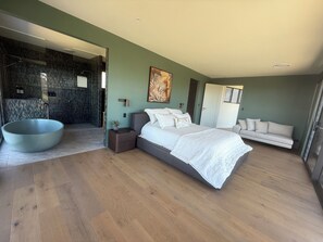 6 bedrooms, iron/ironing board, free WiFi, bed sheets
