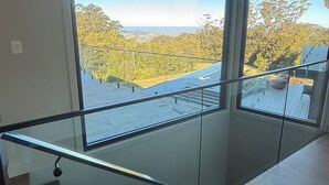 Ein modernes Interieur mit einer Glasreling und einem schönen Ausblick.