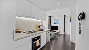 Geladeira, micro-ondas, fogão, cooktop