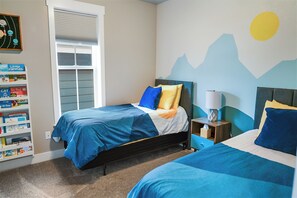 3 bedrooms, travel crib, internet, bed sheets