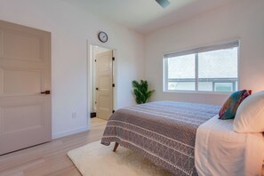 2 habitaciones, tabla de planchar con plancha y cuna de viaje