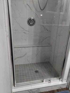 Douche, sĂšche-cheveux, bidet, serviettes fournies