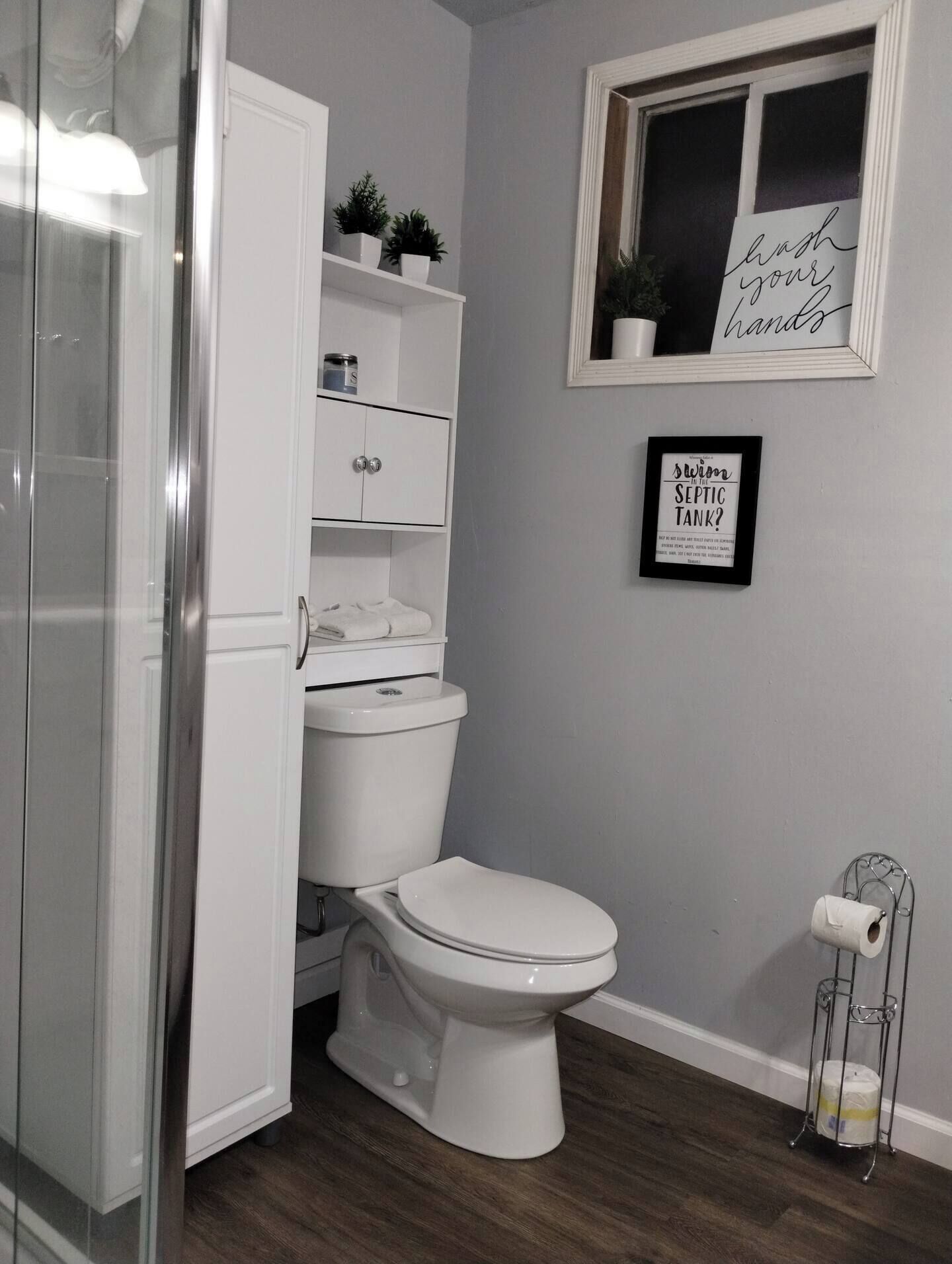 Shower, hair dryer, bidet, towels