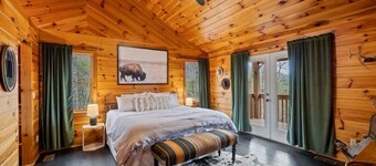 Charming cabin in beautiful Lake Toxaway land of the waterfalls & trails!
