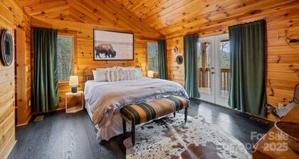 Charming cabin in beautiful Lake Toxaway land of the waterfalls & trails!