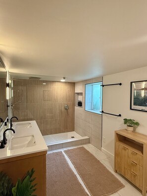 Dusche, Haartrockner, Handtücher, Seife