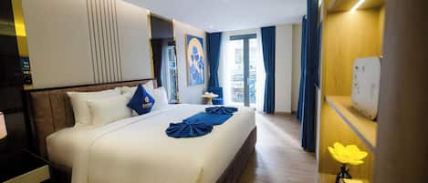 Executive Studio Suite | Premium bedding, minibar, in-room safe, blackout drapes
