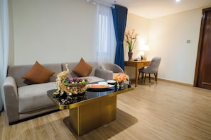 Executive Studio Suite | Premium bedding, minibar, in-room safe, blackout drapes
