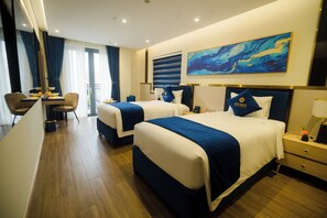 Habitación sénior con 2 camas individuales, balcón, vistas a la ciudad | Ropa de cama de alta calidad, minibar, caja fuerte y cortinas opacas