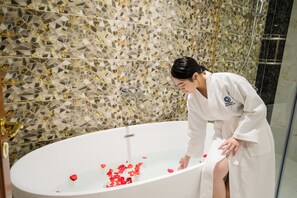 行政開放式套房 | 浴室 | 淋浴設備、風筒、浴袍、拖鞋