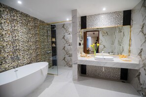 Suite estudio ejecutiva | Baño | Ducha, secador de pelo, albornoces y zapatillas