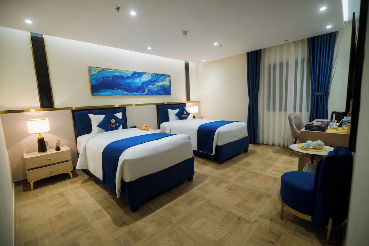 Senior Twin Room | Premium bedding, minibar, in-room safe, blackout drapes