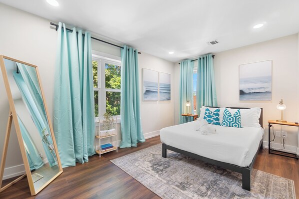 2 bedrooms, in-room safe, iron/ironing board, travel cot - Stylish 2BR Suite / Walk to Shops + Direct NYC Bus / Parking Included (North Bergen)