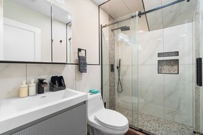 Douche, sèche-cheveux, serviettes fournies, savon