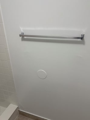 Pyyhkeet, saippua, vessapaperi