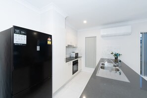 Réfrigérateur, four à micro-ondes, un four, surface de cuisson