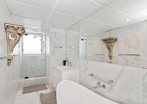 Hiustenkuivaaja, pyyhkeet, saippua, sampoo