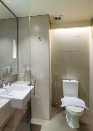 Deluxe Studio Suite | Bathroom
