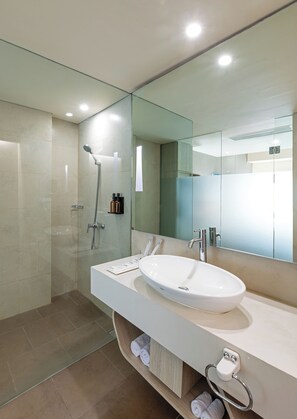 Deluxe Studio Suite | Bathroom
