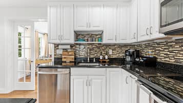 Kylskåp, mikrovågsugn, ugn och spishäll