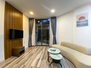 Standard Double Room, Balcony | Living area