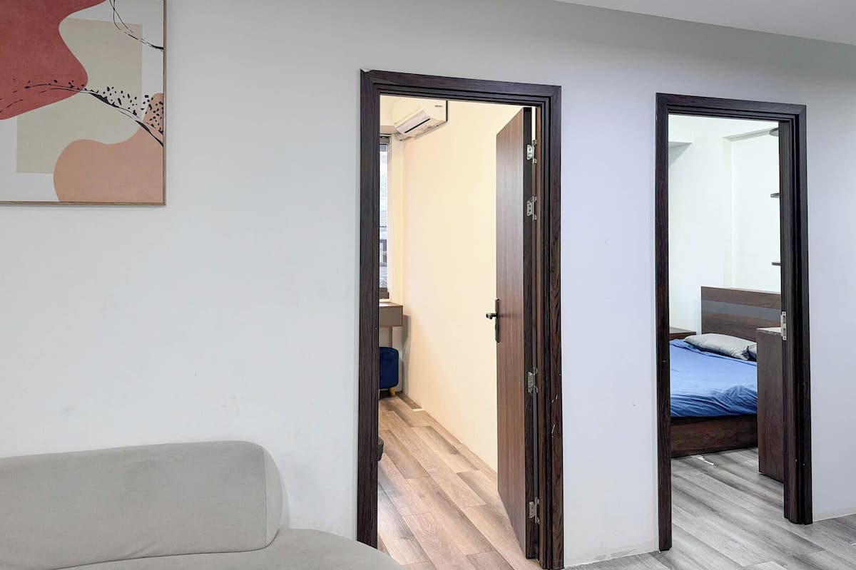 Ein Hotelzimmer mit einem Bett, einem Sofa und einem Bild an der Wand.