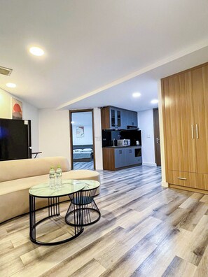 Apartamento básico, balcón | Zona de estar