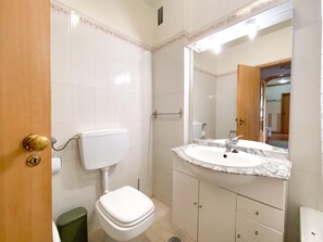 Douche, sèche-cheveux, serviettes fournies