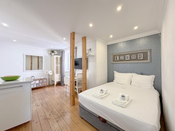 Iron/ironing board, WiFi, bed sheets