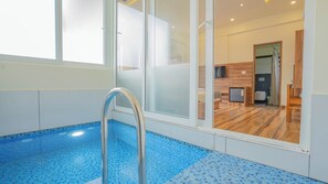 Chambre double pour lune de miel, vue sur le jardin | Salle de bain | Articles de toilette (gratuits), séchoir à cheveux, serviettes fournies