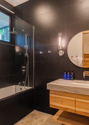 Douche, articles de toilette écologiques, sèche-cheveux